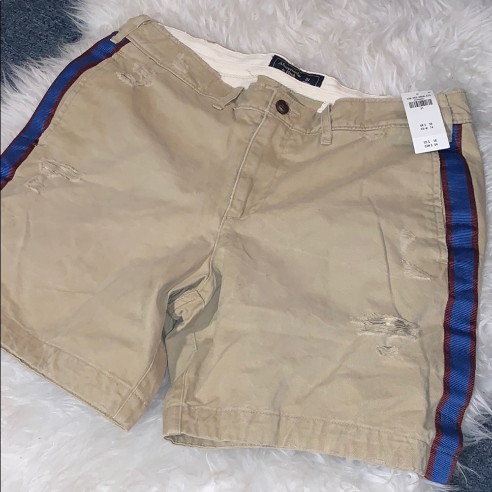 Must buy Men’s khaki shorts never worn size 31